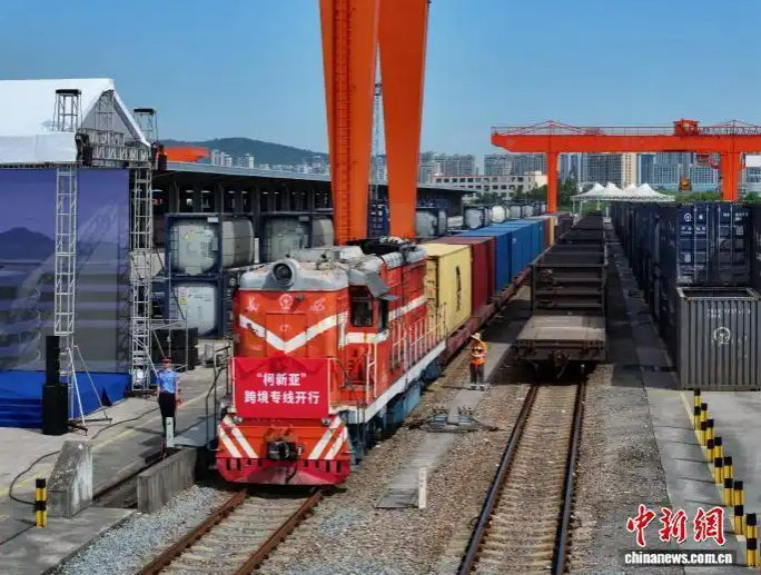 8.27中国轻纺城新开通驶往中亚跨境班列.png