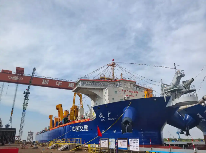 8.28 198米“深海巨胃”来了!两艘亚洲最大挖泥船下水1.png