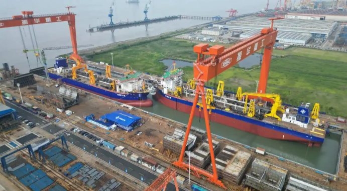 8.28 198米“深海巨胃”来了!两艘亚洲最大挖泥船下水3.png