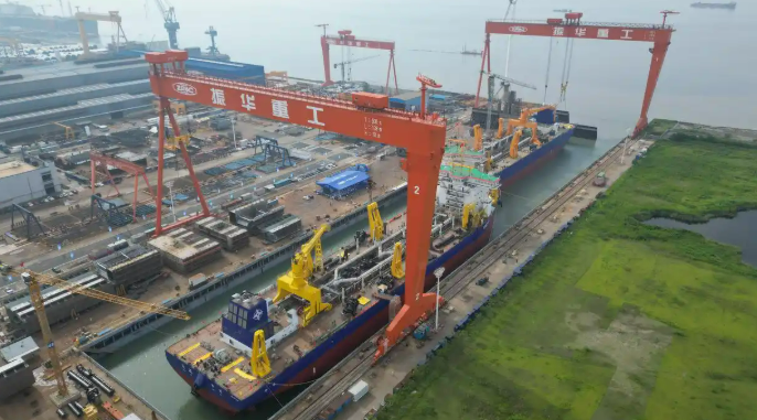 8.28 198米“深海巨胃”来了!两艘亚洲最大挖泥船下水2.png