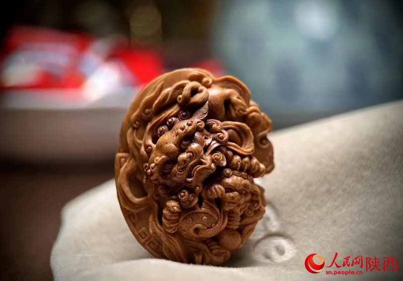 10.14非遗遇假期 这个“果核上的技艺”有点火1.jpg