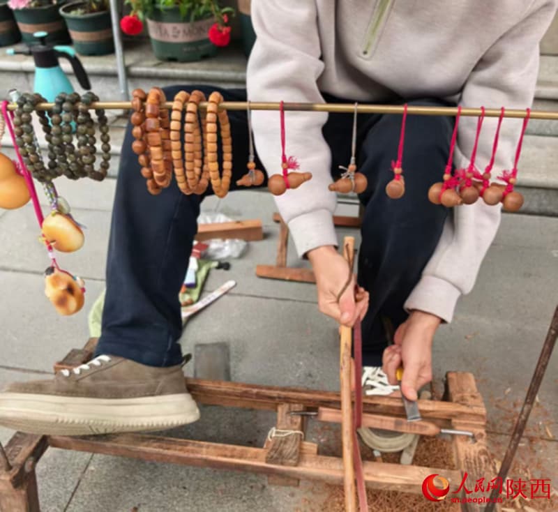 10.14非遗遇假期 这个“果核上的技艺”有点火3.jpg