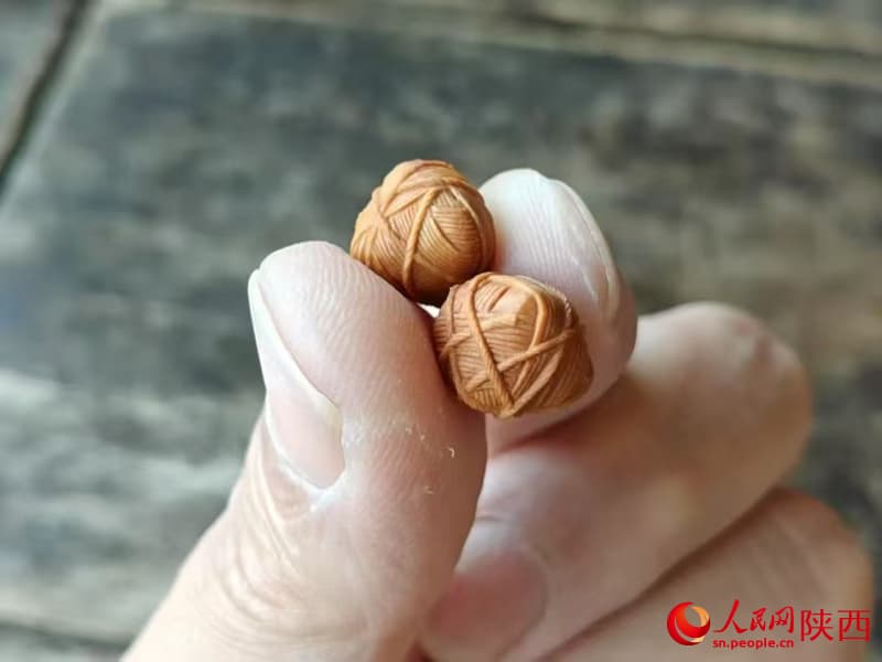 10.14非遗遇假期 这个“果核上的技艺”有点火2.jpg