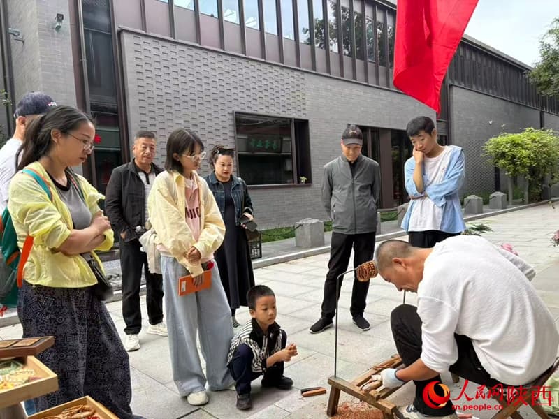 10.14非遗遇假期 这个“果核上的技艺”有点火4.jpg