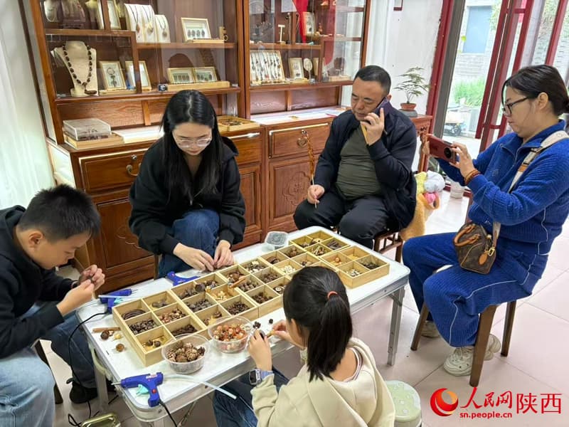 10.14非遗遇假期 这个“果核上的技艺”有点火6.jpg