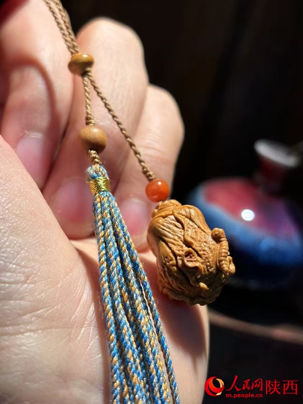 10.14非遗遇假期 这个“果核上的技艺”有点火5.jpg