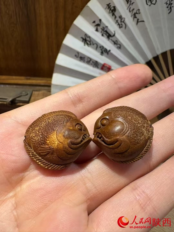 10.14非遗遇假期 这个“果核上的技艺”有点火8.jpg