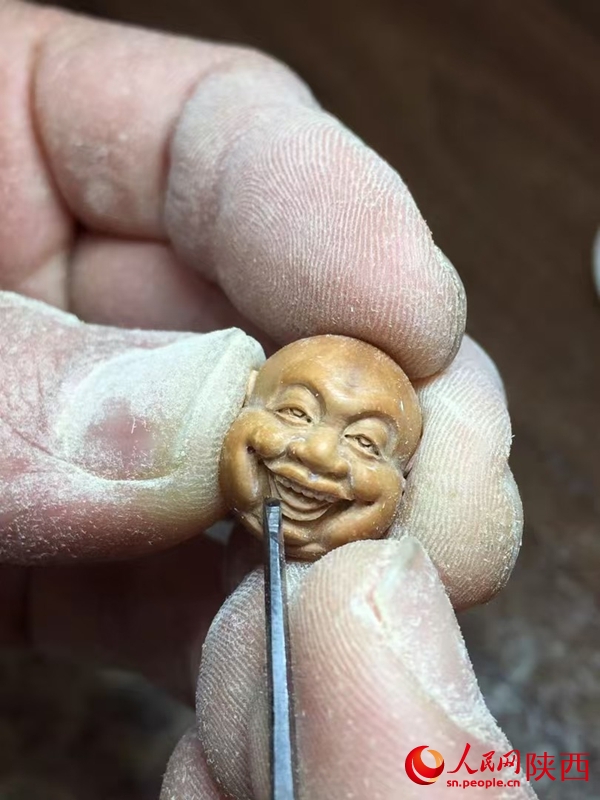 10.14非遗遇假期 这个“果核上的技艺”有点火7.jpg