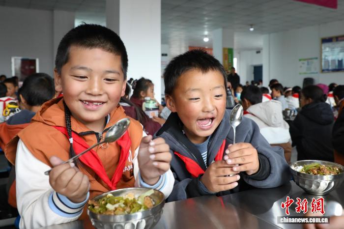 10.16青海果洛:累计36万高原学子享受免费营养餐1.jpg