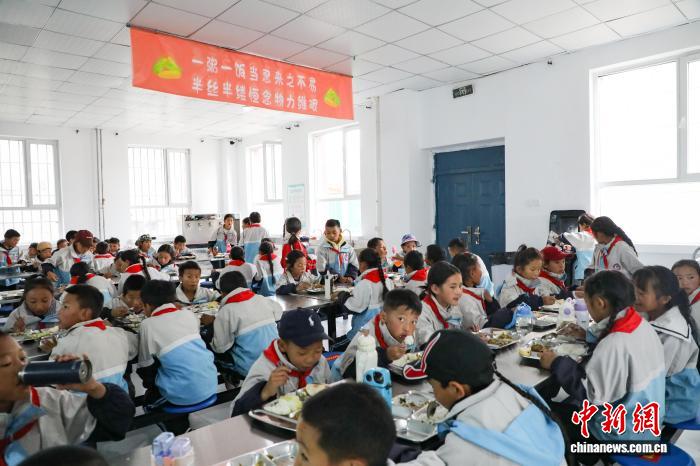 10.16青海果洛:累计36万高原学子享受免费营养餐3.jpg