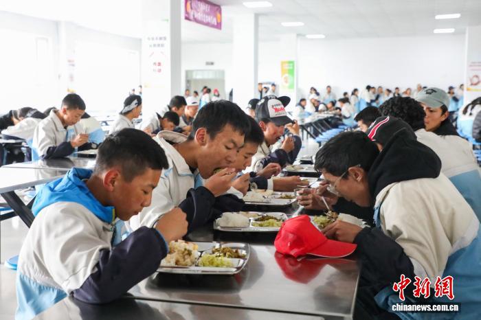 10.16青海果洛:累计36万高原学子享受免费营养餐2.jpg