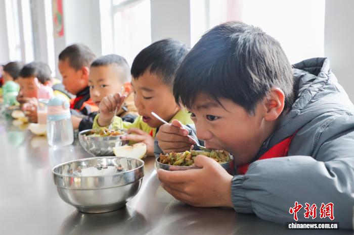 10.16青海果洛:累计36万高原学子享受免费营养餐8.jpg