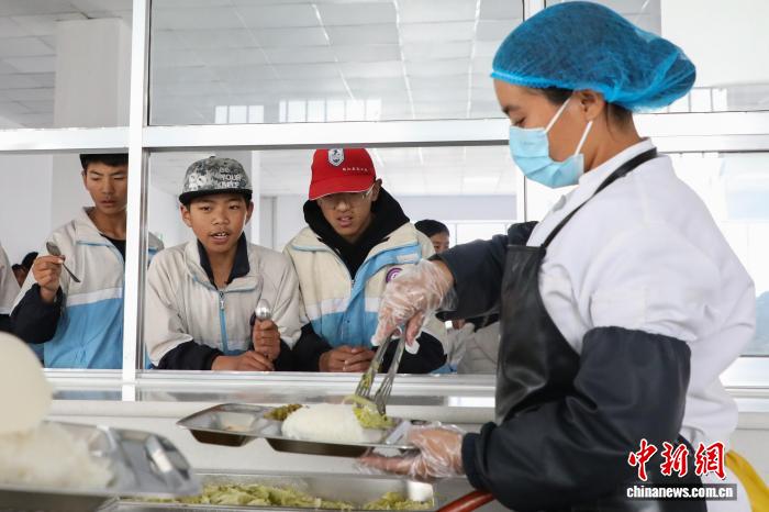 10.16青海果洛:累计36万高原学子享受免费营养餐7.jpg