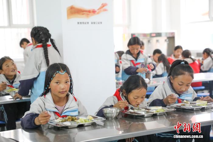 10.16青海果洛:累计36万高原学子享受免费营养餐5.jpg
