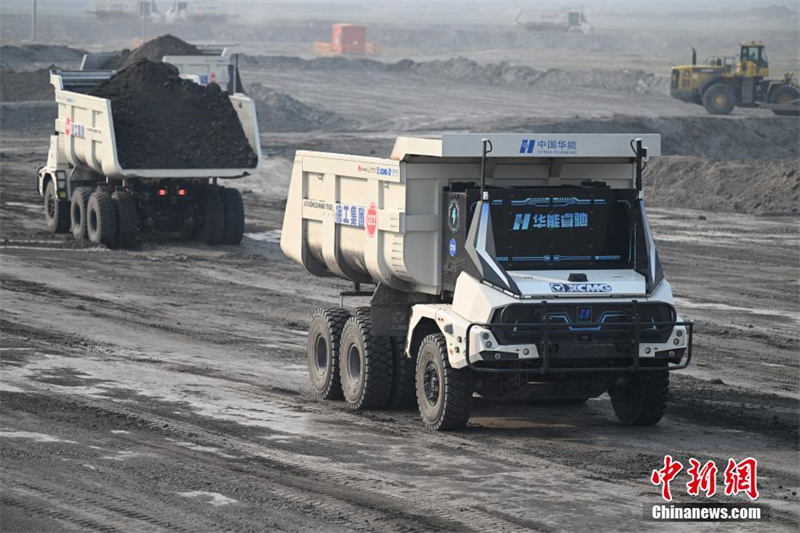 5.21全球首个由 100 辆无人驾驶电动卡车组成的采石场集群已在内蒙古投入使用1.jpg