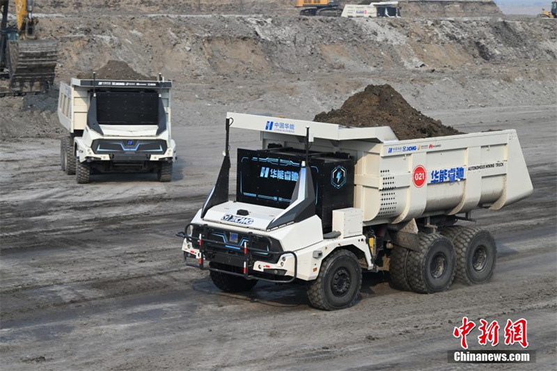 5.21全球首个由 100 辆无人驾驶电动卡车组成的采石场集群已在内蒙古投入使用2.jpg
