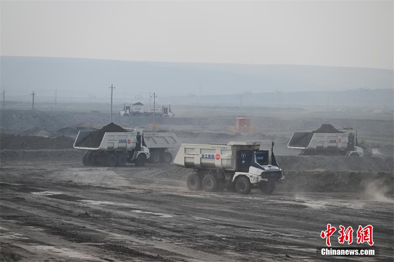 5.21全球首个由 100 辆无人驾驶电动卡车组成的采石场集群已在内蒙古投入使用4.jpg