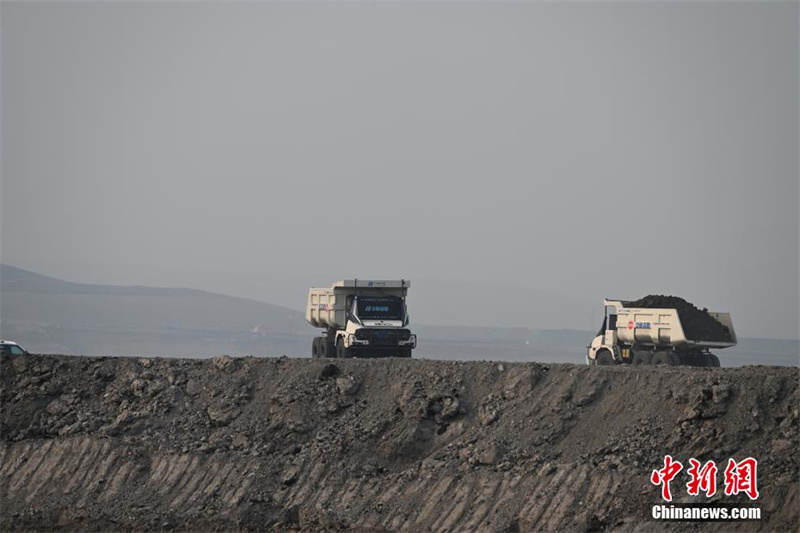 5.21全球首个由 100 辆无人驾驶电动卡车组成的采石场集群已在内蒙古投入使用5.jpg