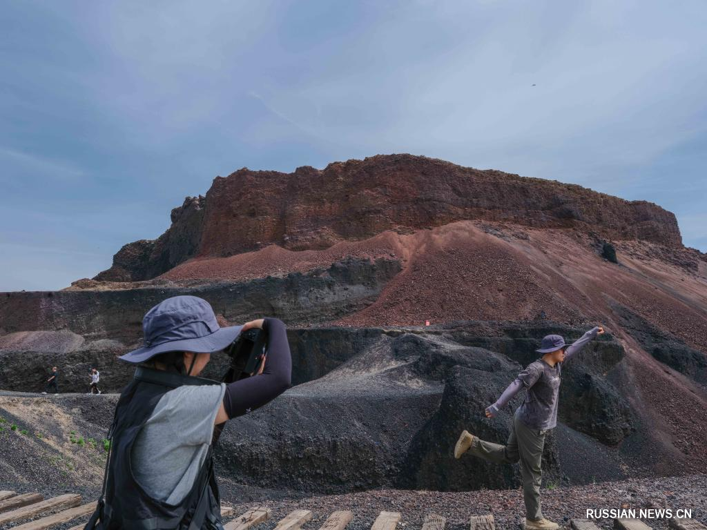 6.19内蒙古乌兰察布:夏日火山引游人4.jpg