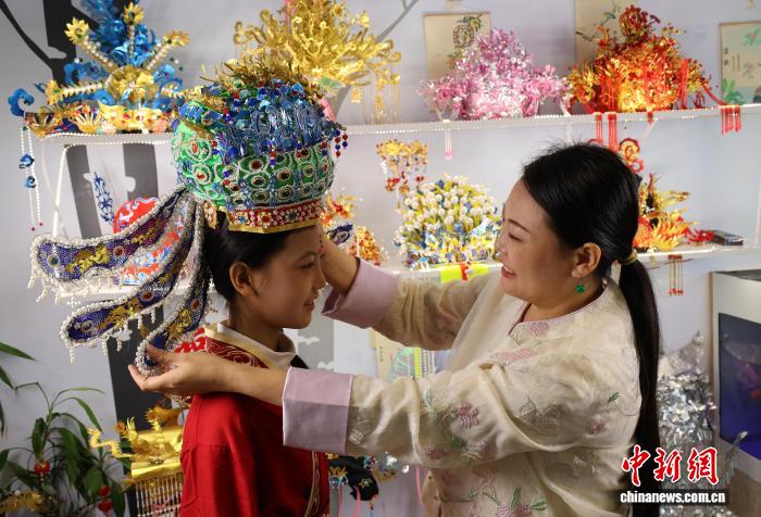 10.21衡水“宝妈”王媛娇变废为宝 让易拉罐逆袭为艺术品凤冠1.jpg