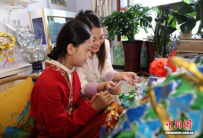 10.21衡水“宝妈”王媛娇变废为宝 让易拉罐逆袭为艺术品凤冠3.jpg