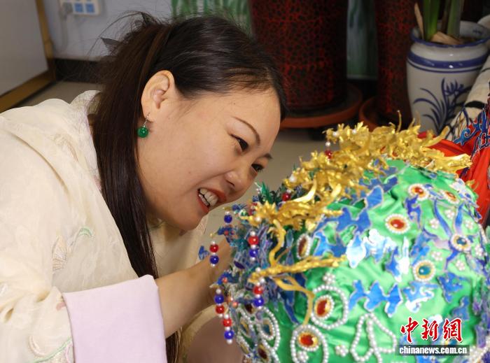 10.21衡水“宝妈”王媛娇变废为宝 让易拉罐逆袭为艺术品凤冠8.jpg