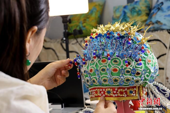 10.21衡水“宝妈”王媛娇变废为宝 让易拉罐逆袭为艺术品凤冠2.jpg