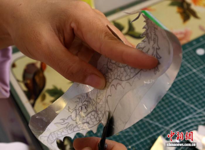 10.21衡水“宝妈”王媛娇变废为宝 让易拉罐逆袭为艺术品凤冠6.jpg