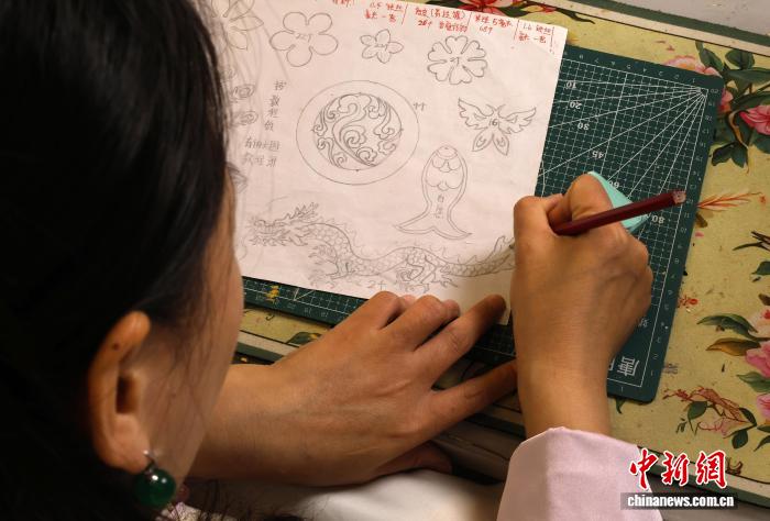 10.21衡水“宝妈”王媛娇变废为宝 让易拉罐逆袭为艺术品凤冠7.jpg