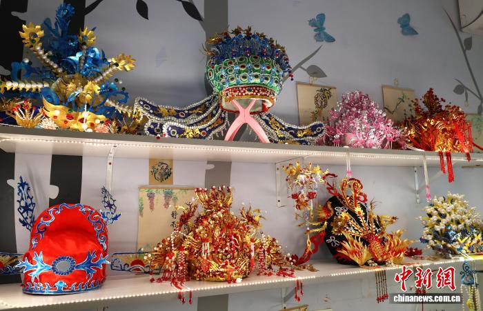 10.21衡水“宝妈”王媛娇变废为宝 让易拉罐逆袭为艺术品凤冠4.jpg