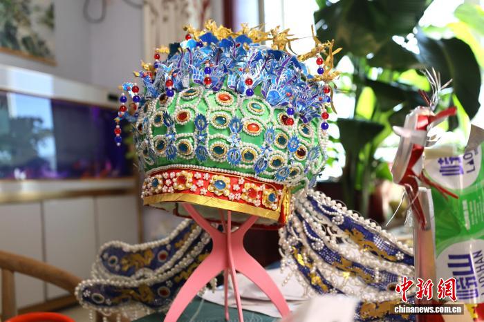 10.21衡水“宝妈”王媛娇变废为宝 让易拉罐逆袭为艺术品凤冠5.jpg