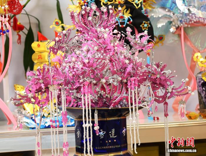 10.21衡水“宝妈”王媛娇变废为宝 让易拉罐逆袭为艺术品凤冠9.jpg