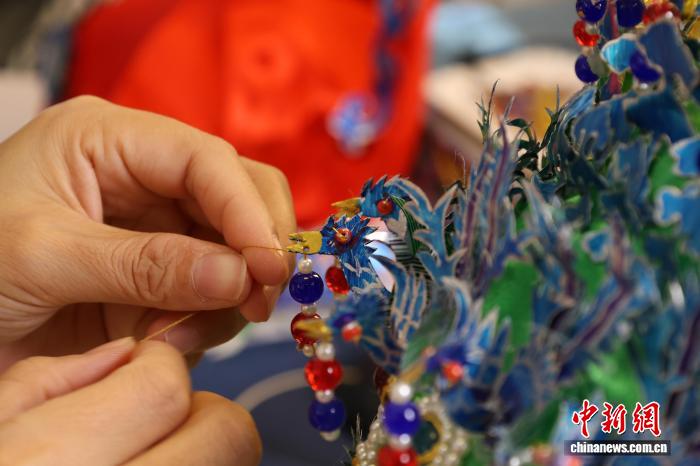 10.21衡水“宝妈”王媛娇变废为宝 让易拉罐逆袭为艺术品凤冠10.jpg