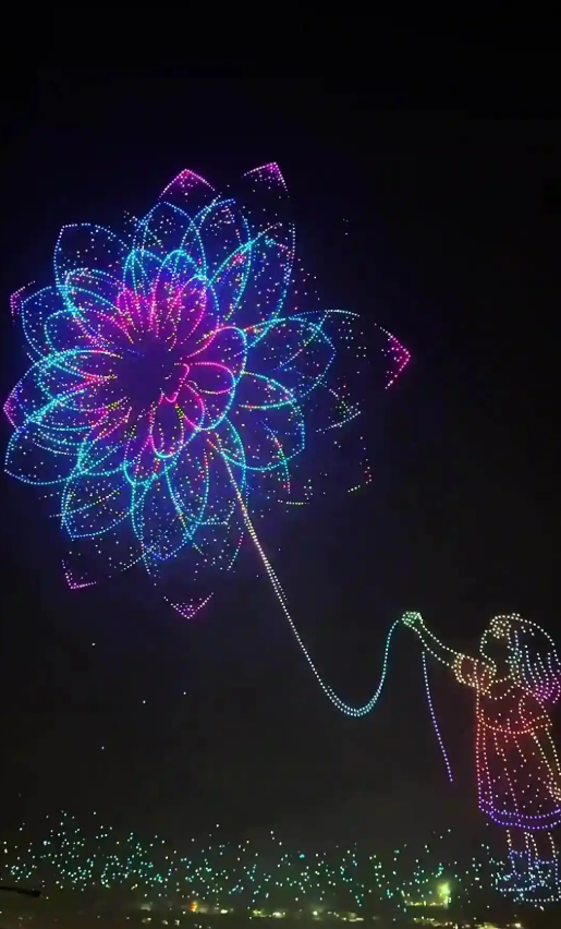 10.22 1.6万架无人机同时升空,天空之树洒下“黄金雨”,浏阳烟花秀创两项世界纪录2.png