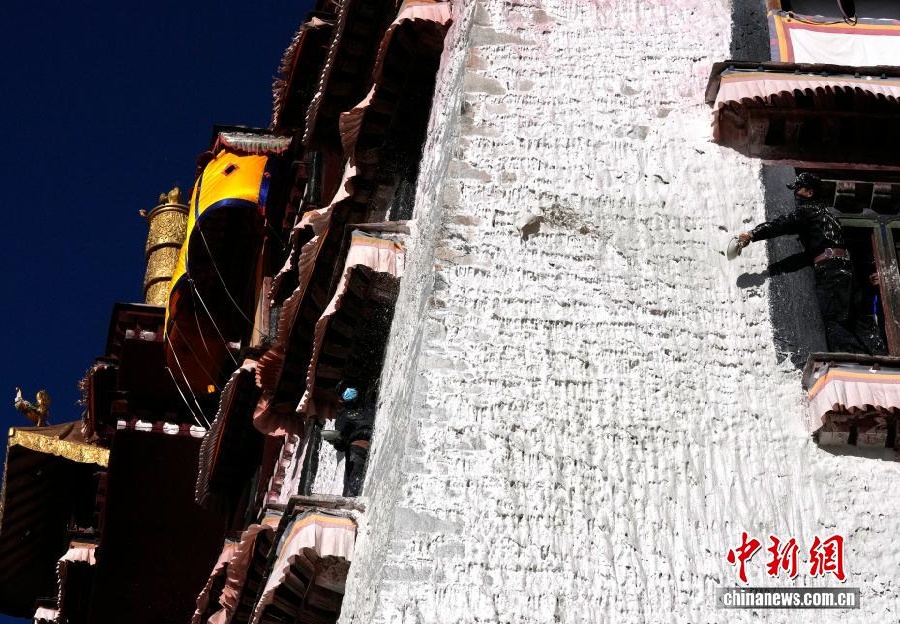 10.23布达拉宫开始年度“美容”啦!8.jpg