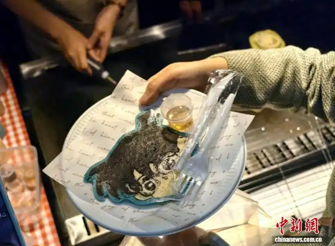 10.24成都夜市卡通煎饼摊“主理人”:每一份煎饼都是一次创作3.png