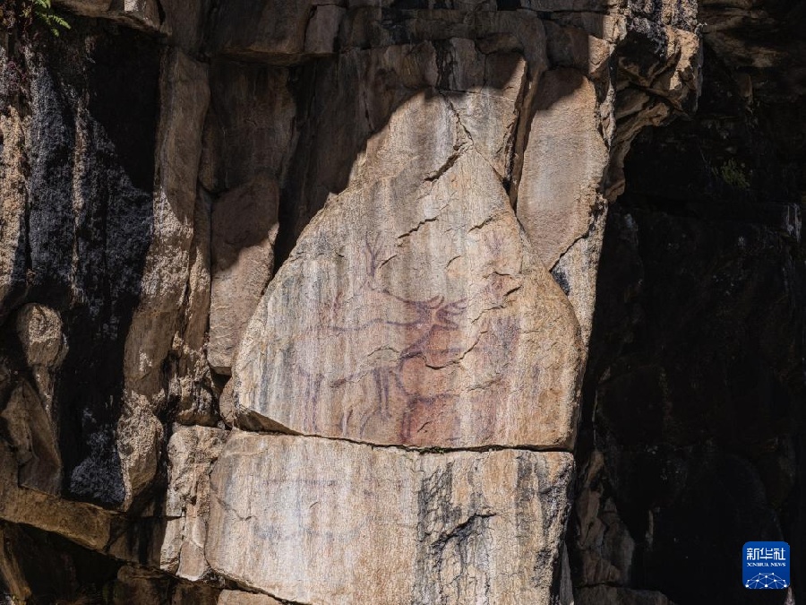 10.24走近甘孜岩画8.jpg