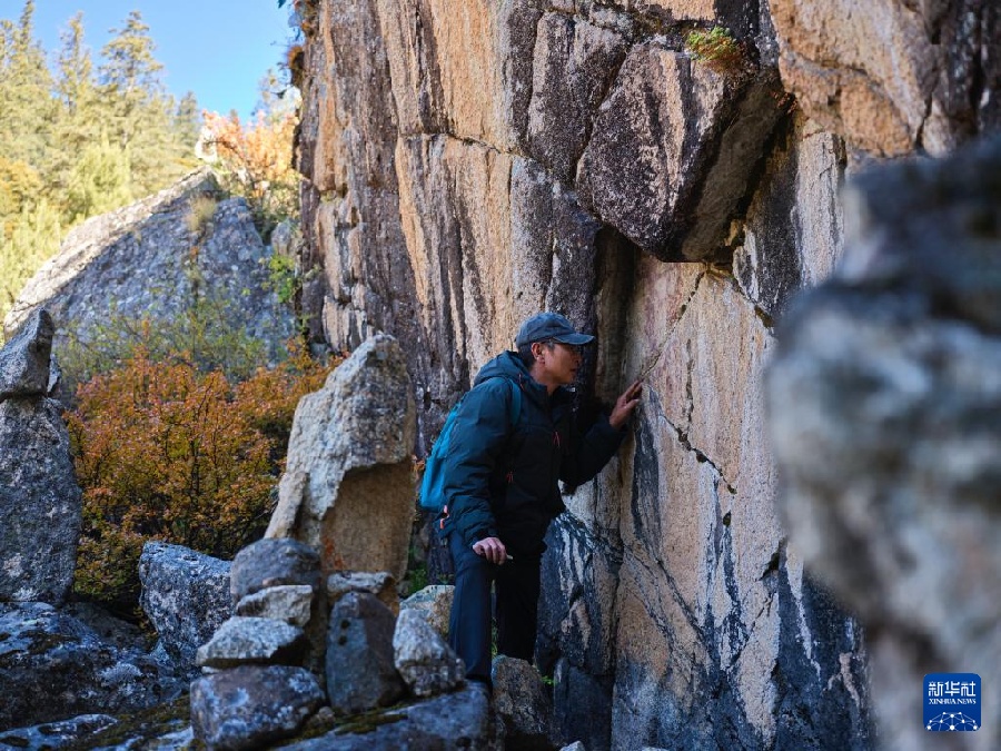 10.24走近甘孜岩画10.jpg
