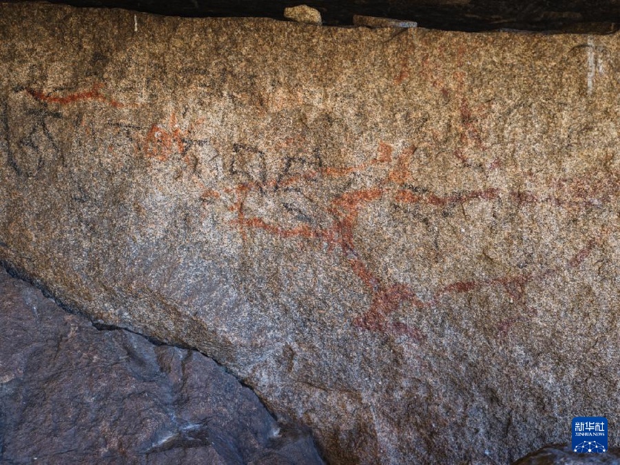 10.24走近甘孜岩画9.jpg