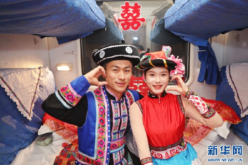 11.4火车变“婚车”!50对新人奔赴浪漫之旅8.jpg
