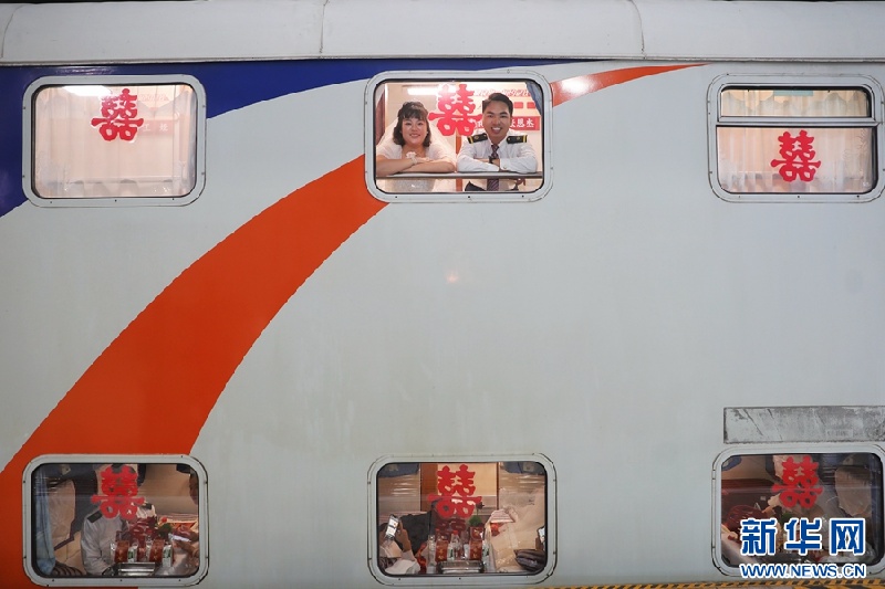11.4火车变“婚车”!50对新人奔赴浪漫之旅2.jpg