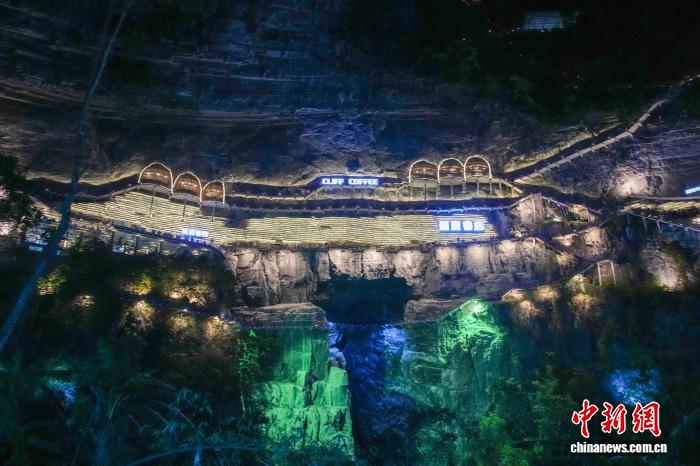 11.24探秘“地心入口” 游客“打卡”广西罗城网红悬崖书店1.jpeg