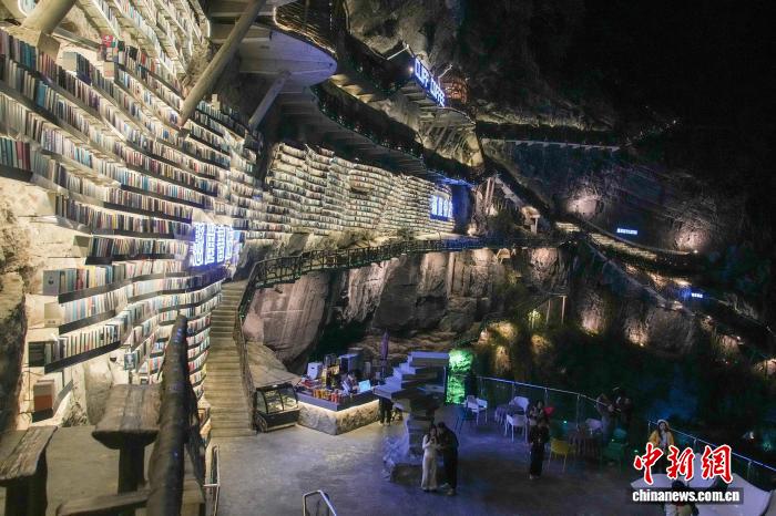 11.24探秘“地心入口” 游客“打卡”广西罗城网红悬崖书店3.jpeg