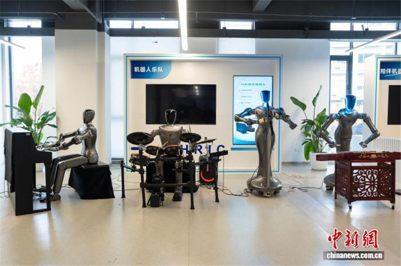 12.15杭州机器人乐队“出圈” 旺季时月均五六场表演1.jpg