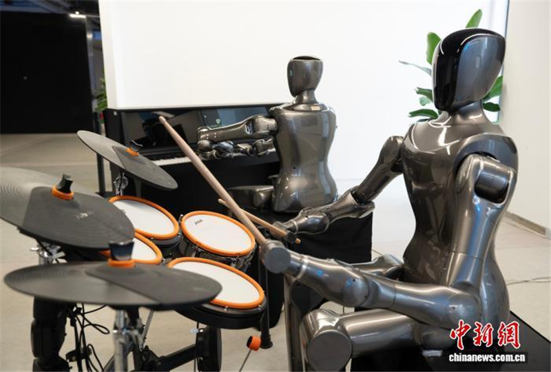 12.15杭州机器人乐队“出圈” 旺季时月均五六场表演2.jpg