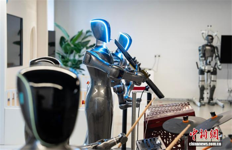 12.15杭州机器人乐队“出圈” 旺季时月均五六场表演4.jpg