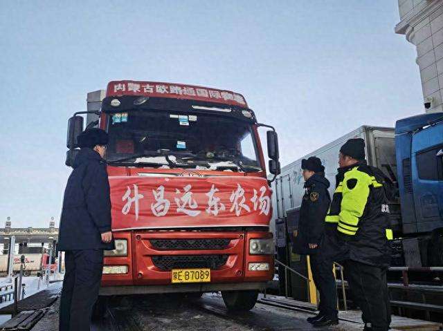 12.22首批抵达!满洲里公路口岸开通粮食进口新通道.jpg