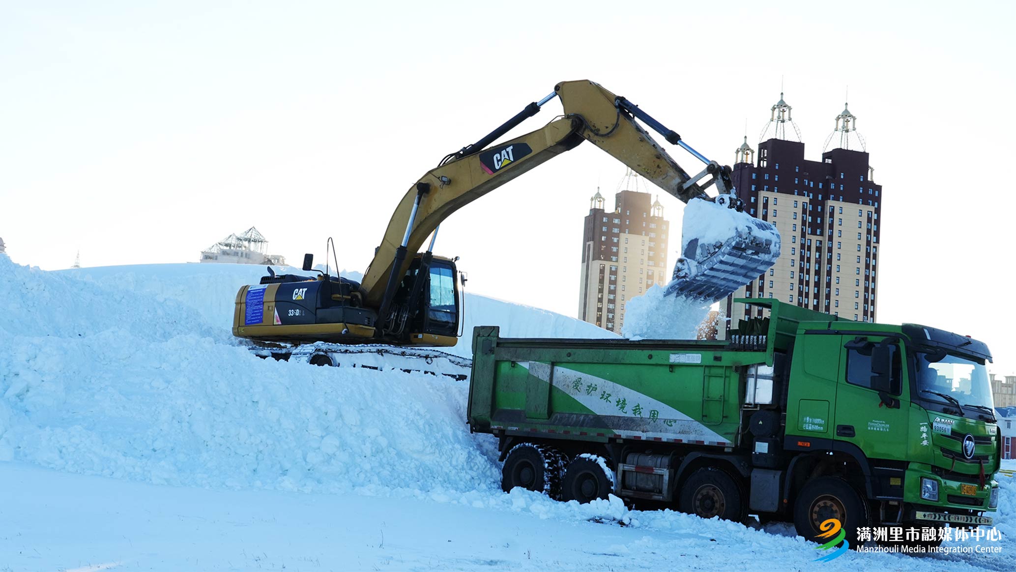 12.23冬日盛宴倒计时 中俄蒙国际冰雪节造雪取冰工作火热开展1.jpeg