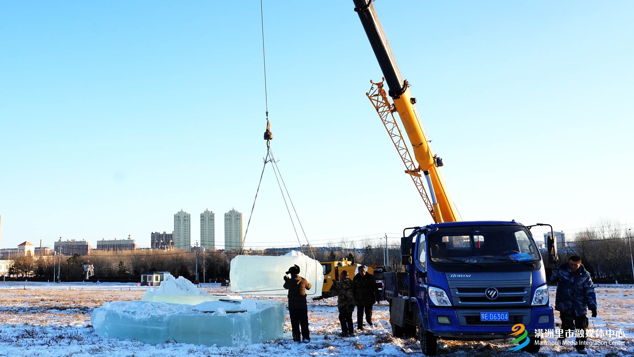 12.23冬日盛宴倒计时 中俄蒙国际冰雪节造雪取冰工作火热开展3.jpeg