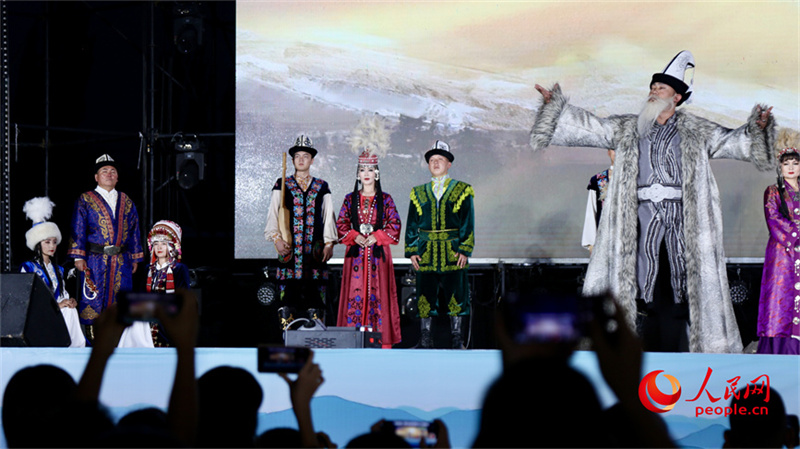 英雄史诗《玛纳斯》在新疆上演3.jpg